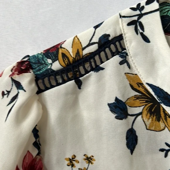 Cure 3/4 Sleeve Flower Blouse - Picture 2 of 5